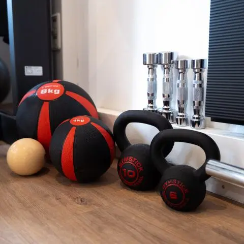 Medizinbälle und Gewichte